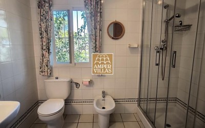 Красивая и просторная средиземноморская вилла с большими террасами.